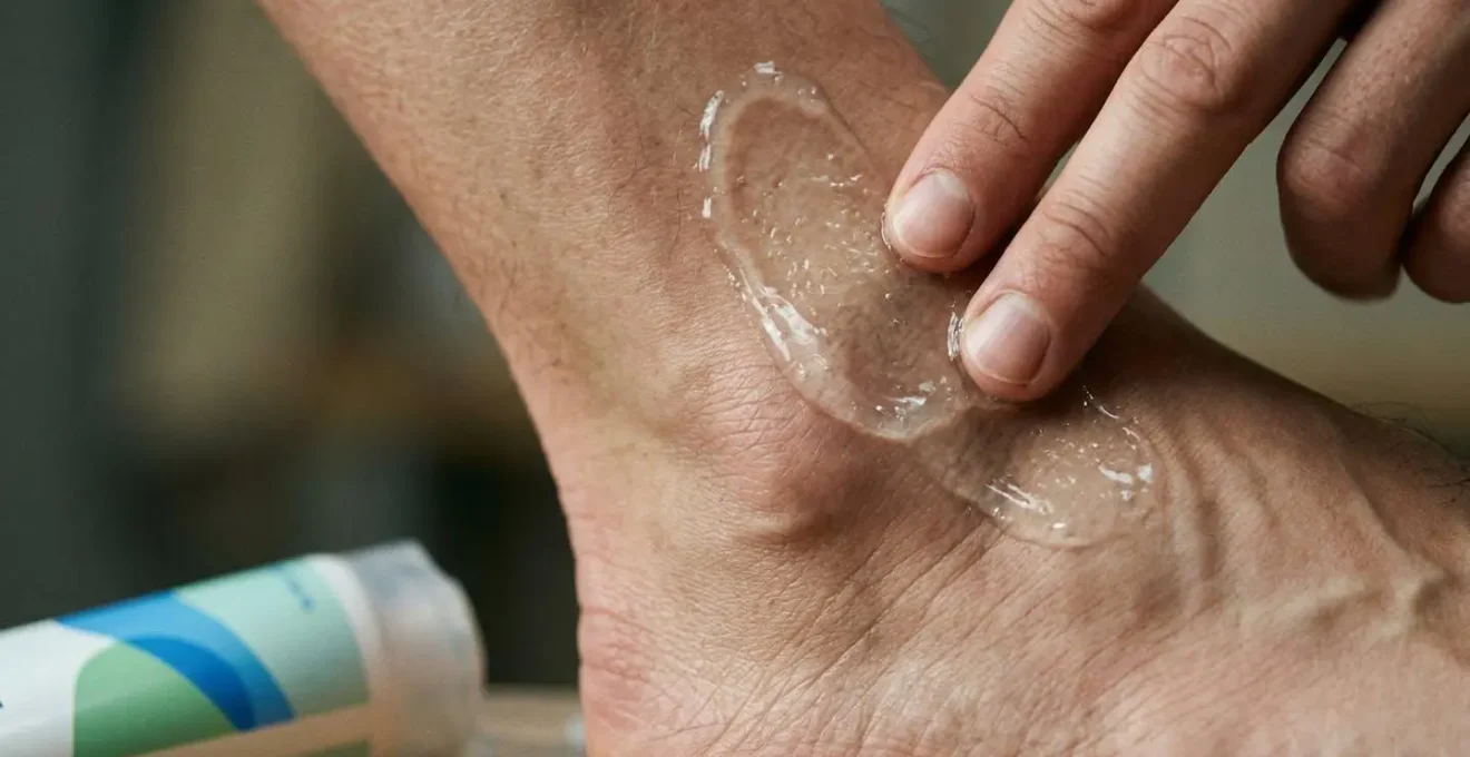 Gros plan sur l'application d'un gel au CBD sur un tendon d'Achille
