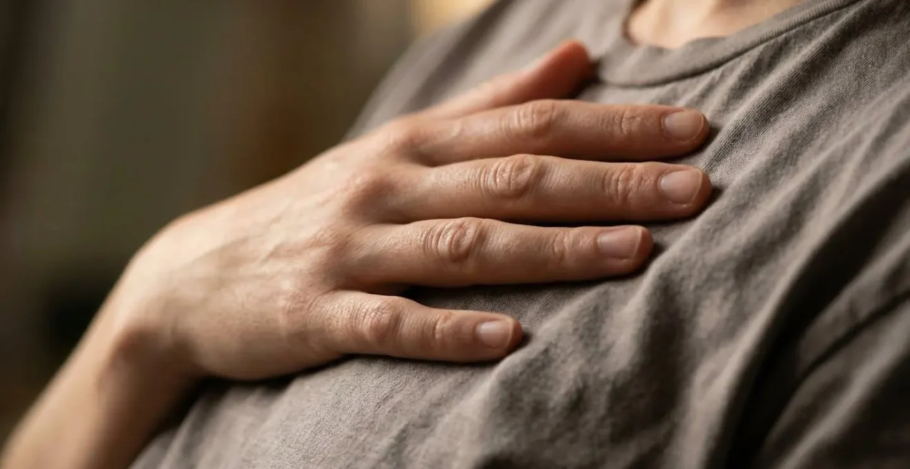 Main posée sur la poitrine illustrant la technique de respiration pour gérer l'anxiété