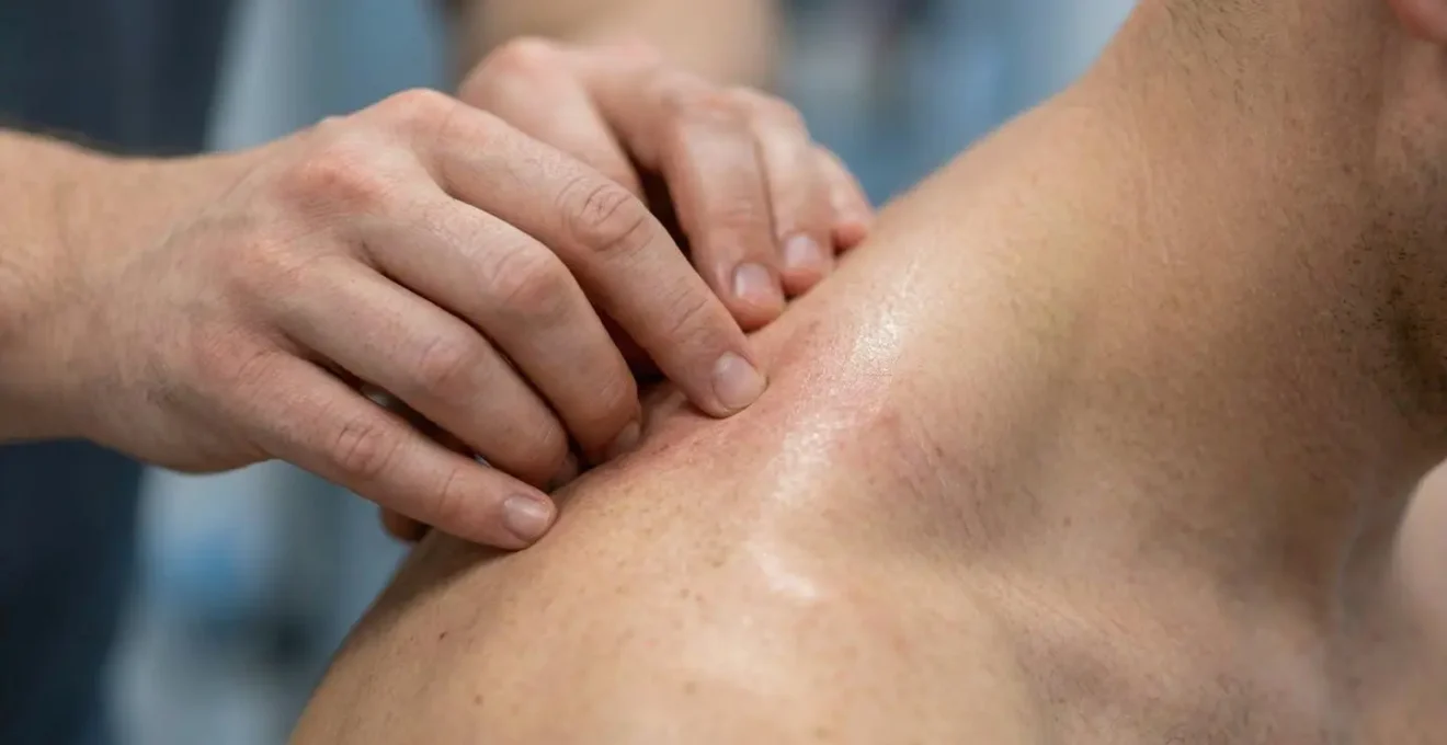 Démonstration d'une technique de massage professionnel sur une articulation