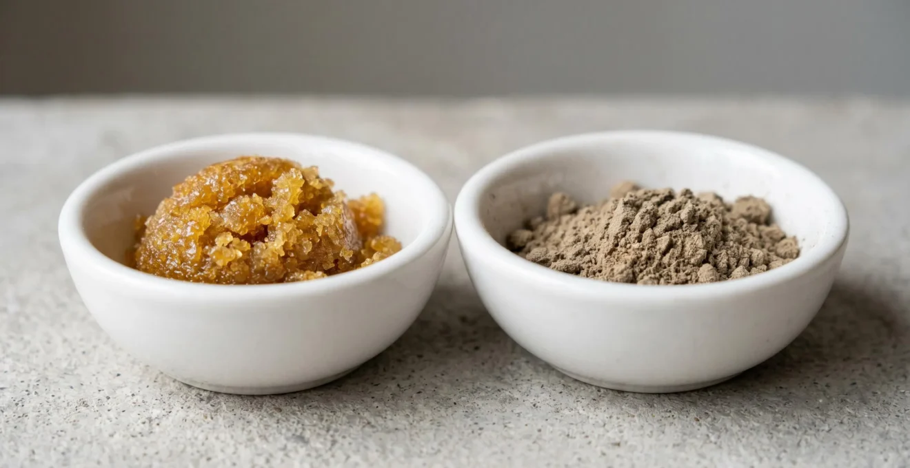 Deux coupelles en céramique blanche côte à côte contenant du pollen CBD : à gauche couleur ambrée dorée de qualité supérieure, à droite couleur marron grisâtre de qualité inférieure